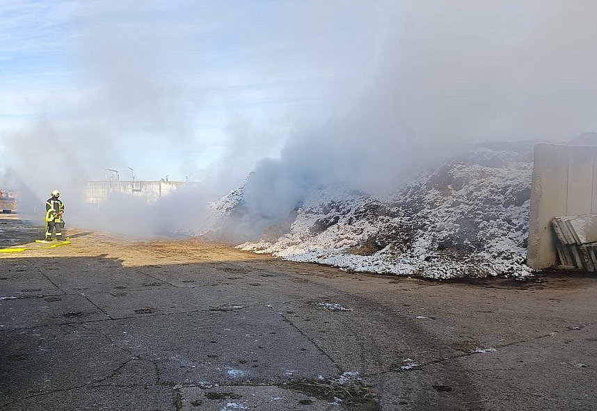 Misthaufen bei Oberheldrungen entz&uuml;ndete sich und musste abgel&ouml;scht werden