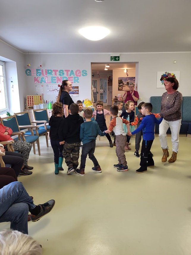 Kita-Kinder besuchen die Tagespflege Barbarossagarten