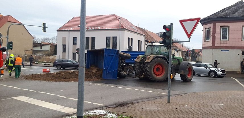 H&uuml;hnermist auf der Stra&szlig;e in Greu&szlig;en 