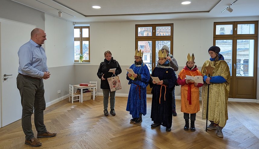 Sternensinger sprechen Segen f&uuml;r das Sondersh&auml;user Rathaus aus (1.v.l. B&uuml;rgermeister Steffen Grimm).