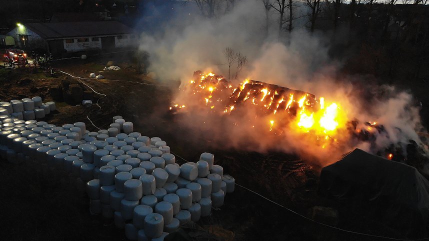 Brennender Strohballen in Westerengel