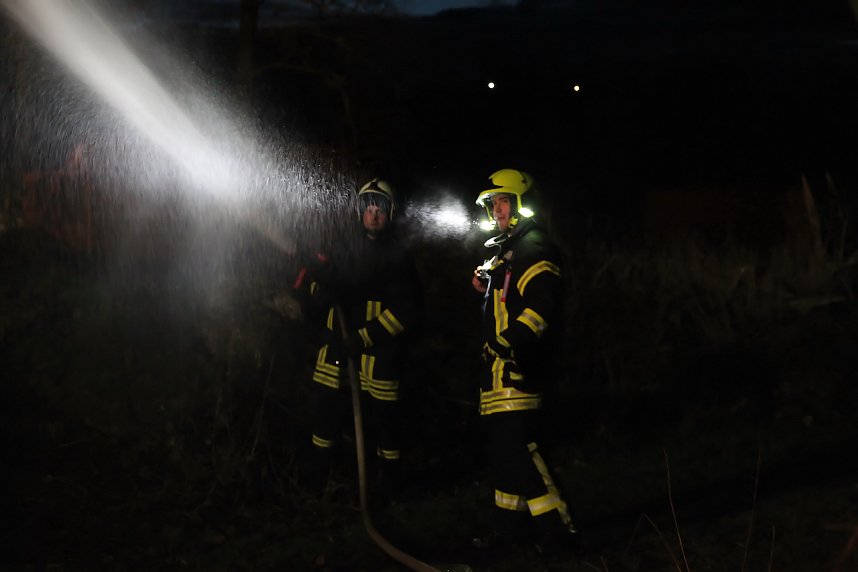 Brennender Strohballen in Westerengel