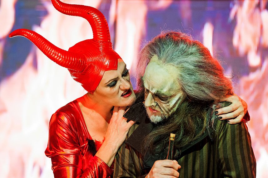 Szene aus dem FAUST�n�Roll- Rocktheater nach Goethe"