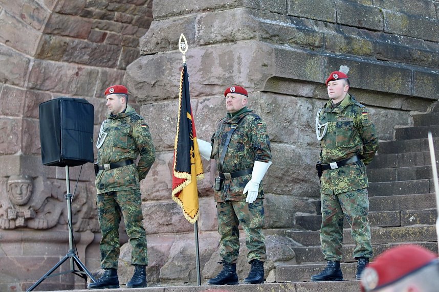 Verleihung des Fahnenbandes vor dem Kyffh&auml;user Denkmal