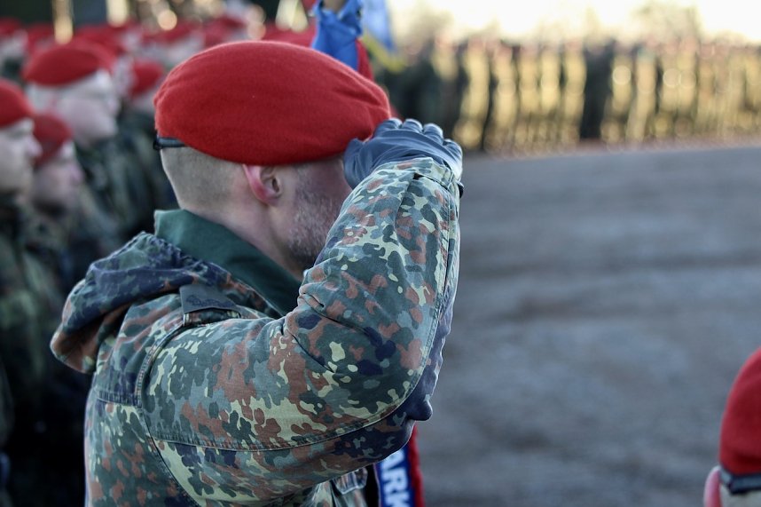Verleihung des Fahnenbandes vor dem Kyffh&auml;user Denkmal