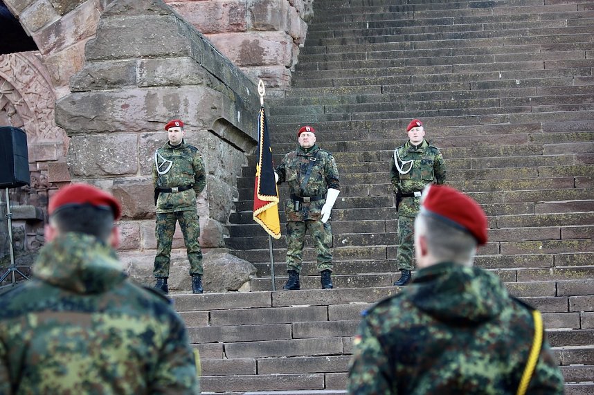 Verleihung des Fahnenbandes vor dem Kyffh&auml;user Denkmal