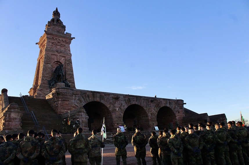 Verleihung des Fahnenbandes vor dem Kyffh&auml;user Denkmal