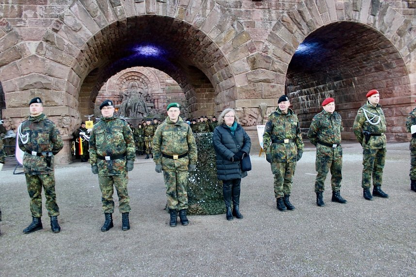 Verleihung des Fahnenbandes vor dem Kyffh&auml;user Denkmal