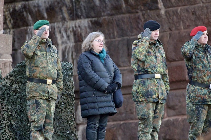 Verleihung des Fahnenbandes vor dem Kyffh&auml;user Denkmal