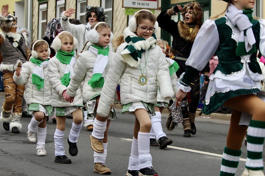 Ausgelassen und fr&ouml;hlich feierten die Menschen am Rosenmontag in Sondershausen