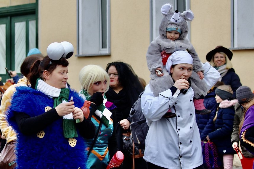 Ausgelassen und fr&ouml;hlich feierten die Menschen am Rosenmontag in Sondershausen