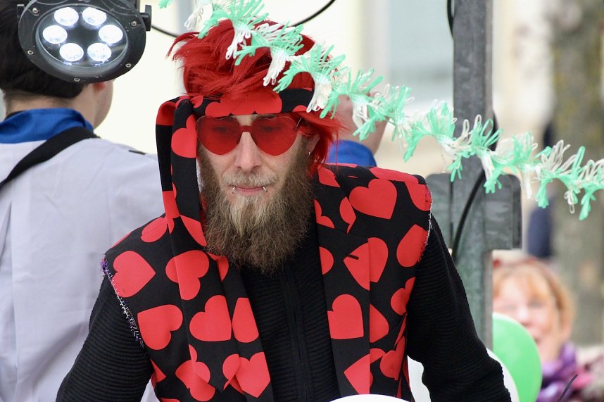 Ausgelassen und fr&ouml;hlich feierten die Menschen am Rosenmontag in Sondershausen