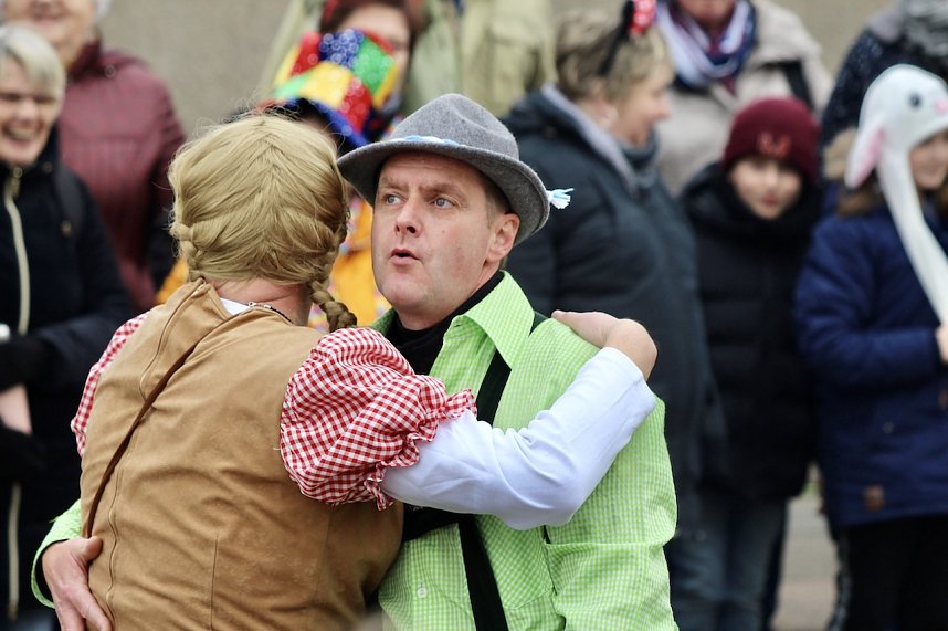 Ausgelassen und fr&ouml;hlich feierten die Menschen am Rosenmontag in Sondershausen
