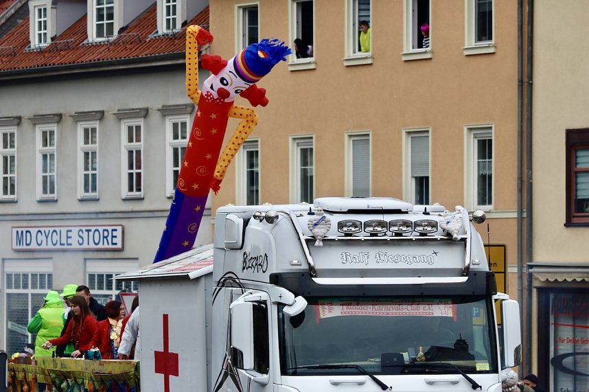 Ausgelassen und fr&ouml;hlich feierten die Menschen am Rosenmontag in Sondershausen