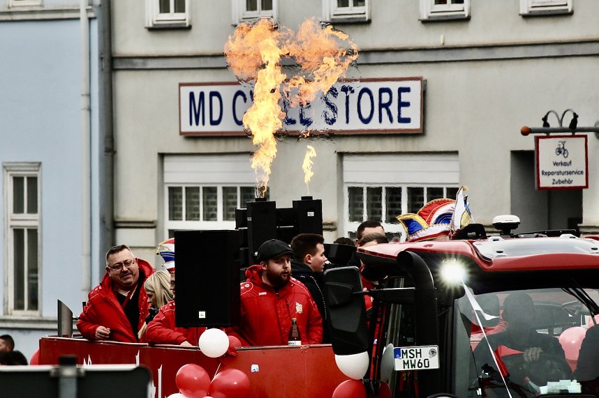 Ausgelassen und fr&ouml;hlich feierten die Menschen am Rosenmontag in Sondershausen