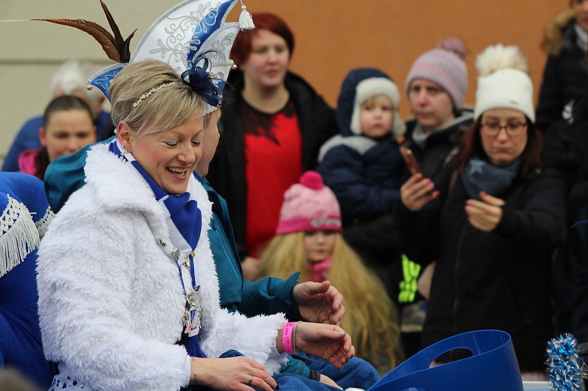 Ausgelassen und fr&ouml;hlich feierten die Menschen am Rosenmontag in Sondershausen