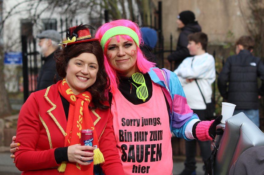Ausgelassen und fr&ouml;hlich feierten die Menschen am Rosenmontag in Sondershausen