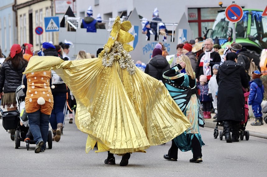 Ausgelassen und fr&ouml;hlich feierten die Menschen am Rosenmontag in Sondershausen