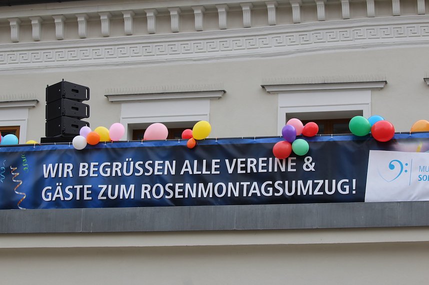 Ausgelassen und fr&ouml;hlich feierten die Menschen am Rosenmontag in Sondershausen