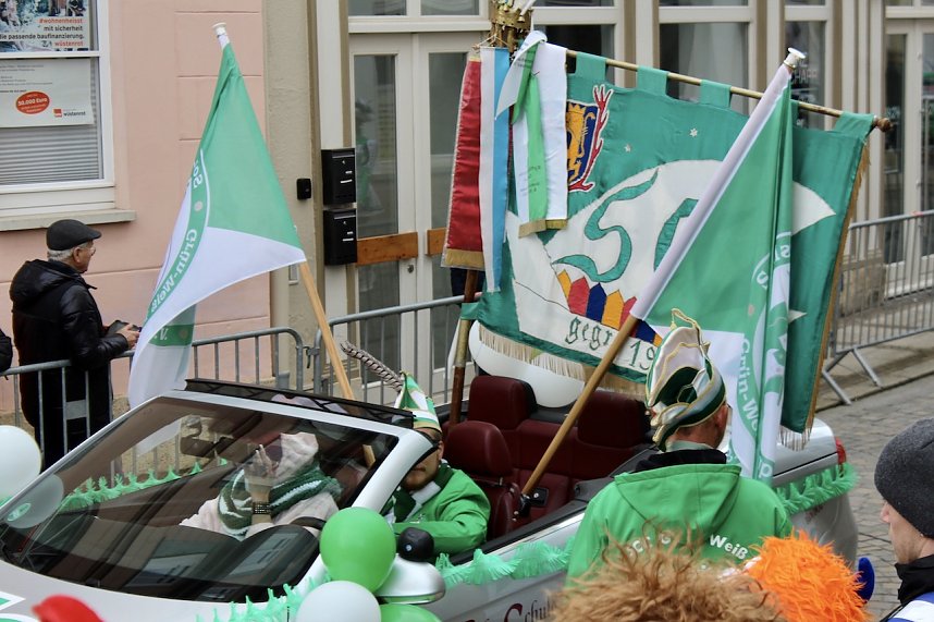 Ausgelassen und fr&ouml;hlich feierten die Menschen am Rosenmontag in Sondershausen