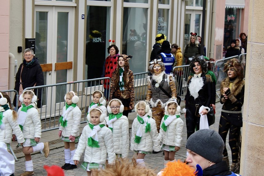 Ausgelassen und fr&ouml;hlich feierten die Menschen am Rosenmontag in Sondershausen