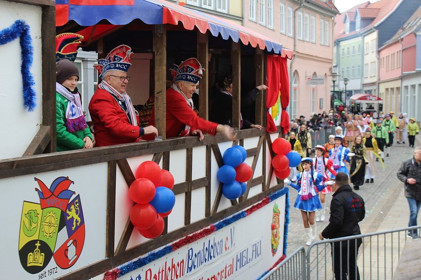 Ein bunter Karnevalszug zog sich am Rosenmontag durch Sondershausen
