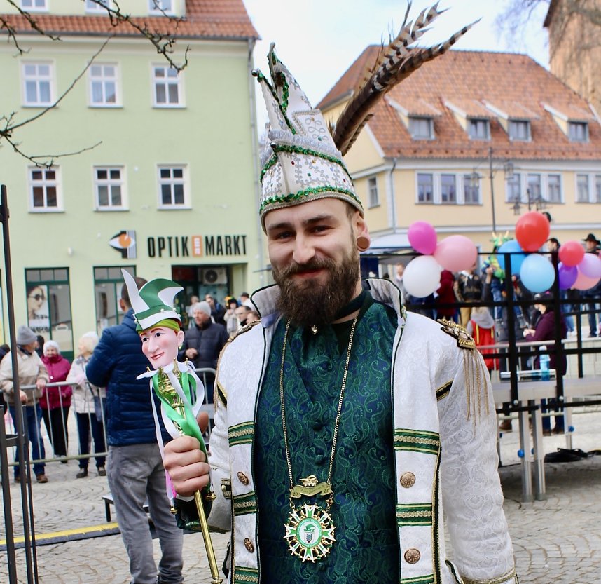 Ein bunter Karnevalszug zog sich am Rosenmontag durch Sondershausen