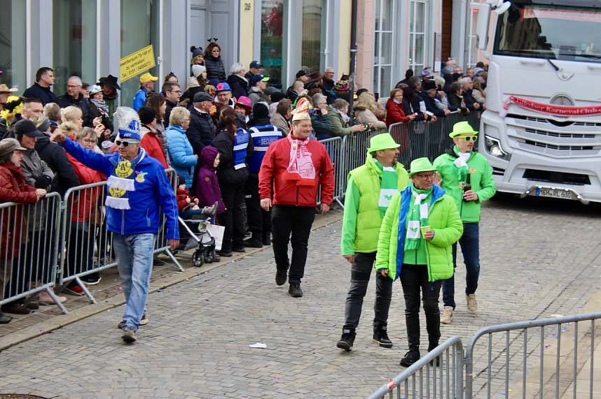 Ein bunter Karnevalszug zog sich am Rosenmontag durch Sondershausen