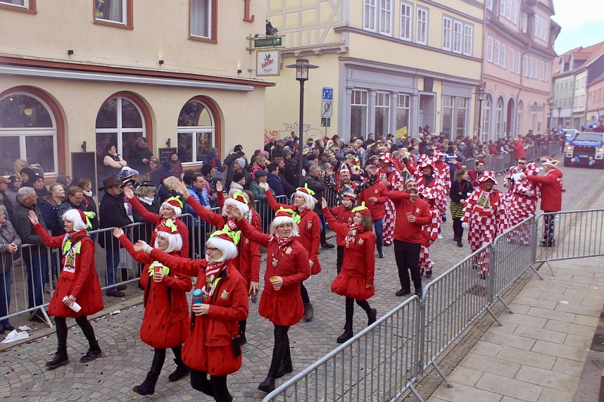Ein bunter Karnevalszug zog sich am Rosenmontag durch Sondershausen