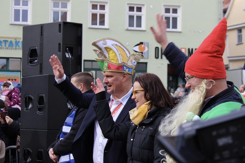 Ein bunter Karnevalszug zog sich am Rosenmontag durch Sondershausen