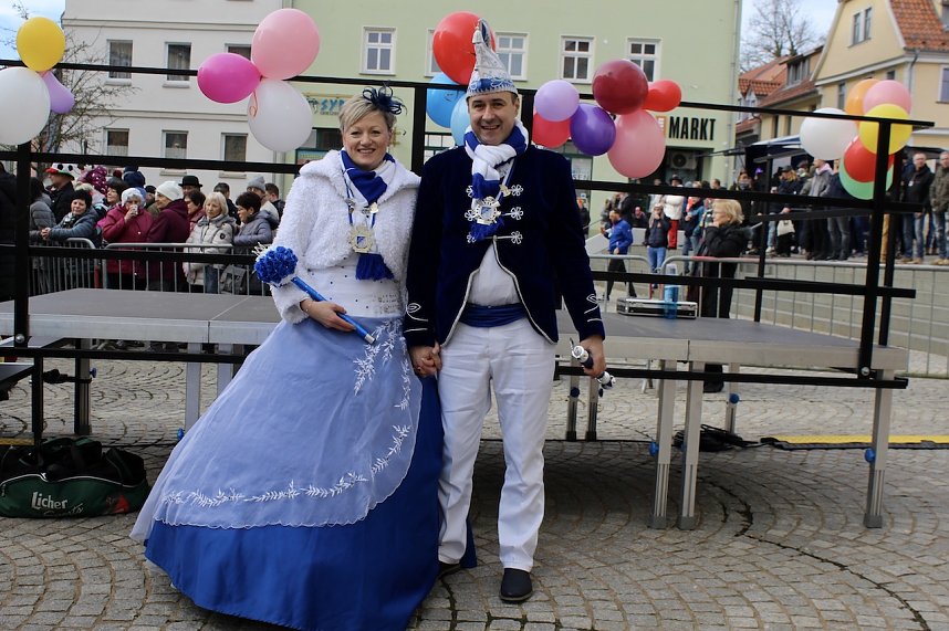 Ein bunter Karnevalszug zog sich am Rosenmontag durch Sondershausen