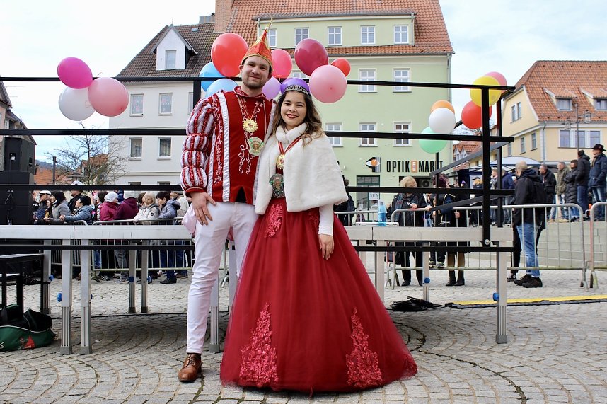 Ein bunter Karnevalszug zog sich am Rosenmontag durch Sondershausen