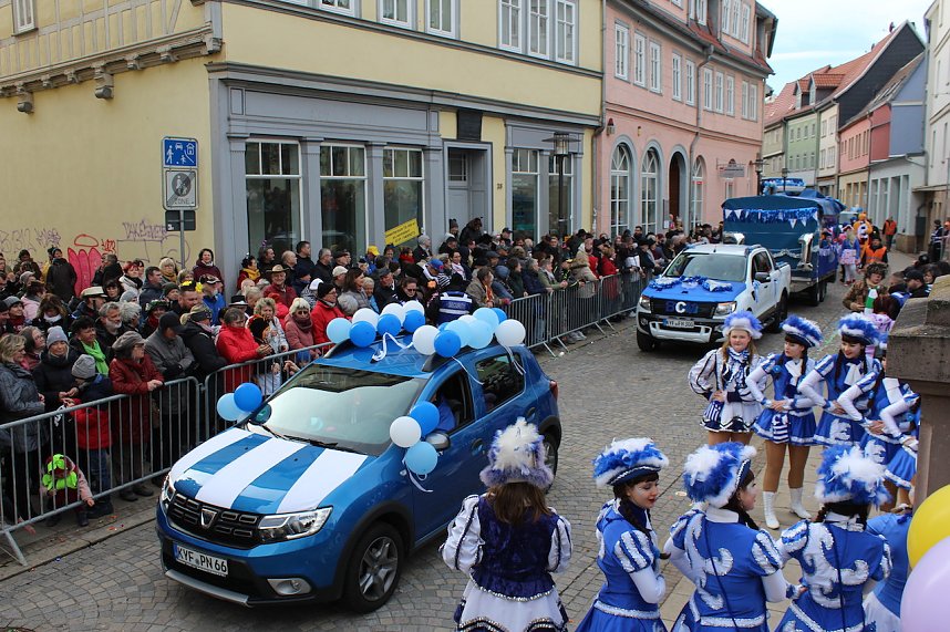 Ein bunter Karnevalszug zog sich am Rosenmontag durch Sondershausen