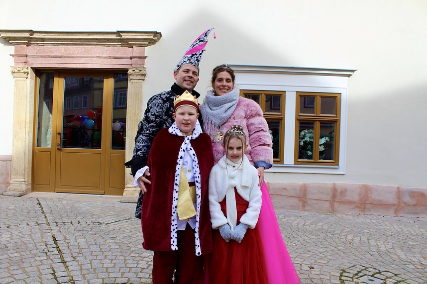 Ein bunter Karnevalszug zog sich am Rosenmontag durch Sondershausen