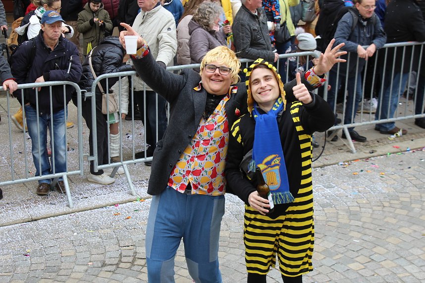 Ein bunter Karnevalszug zog sich am Rosenmontag durch Sondershausen