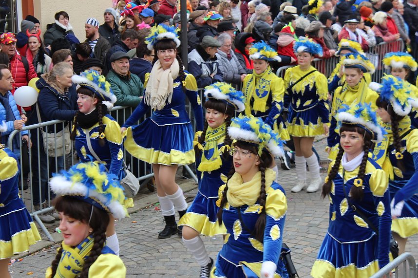 Ein bunter Karnevalszug zog sich am Rosenmontag durch Sondershausen