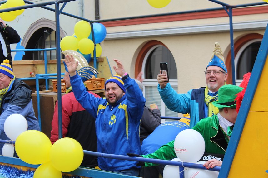 Ein bunter Karnevalszug zog sich am Rosenmontag durch Sondershausen