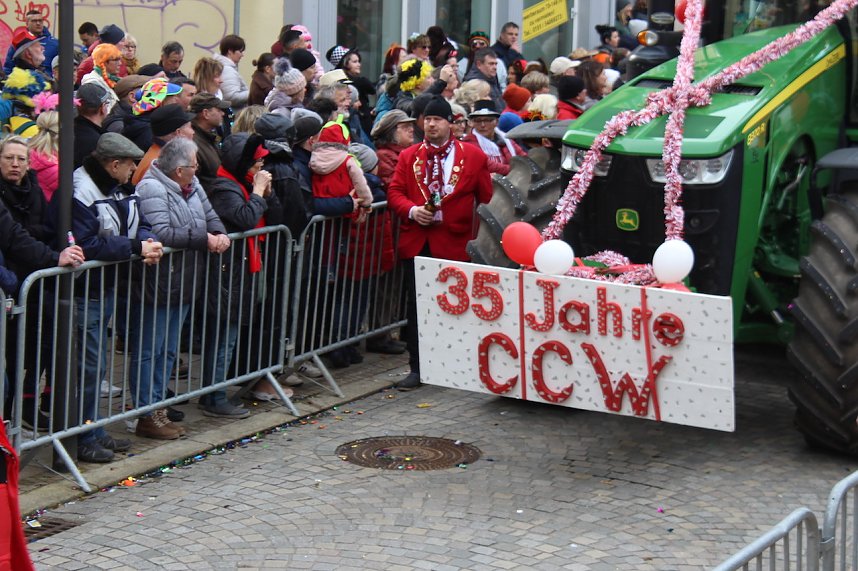 Ein bunter Karnevalszug zog sich am Rosenmontag durch Sondershausen