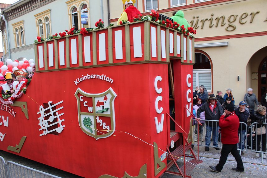 Ein bunter Karnevalszug zog sich am Rosenmontag durch Sondershausen