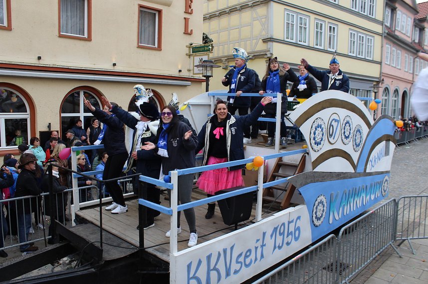 Ein bunter Karnevalszug zog sich am Rosenmontag durch Sondershausen