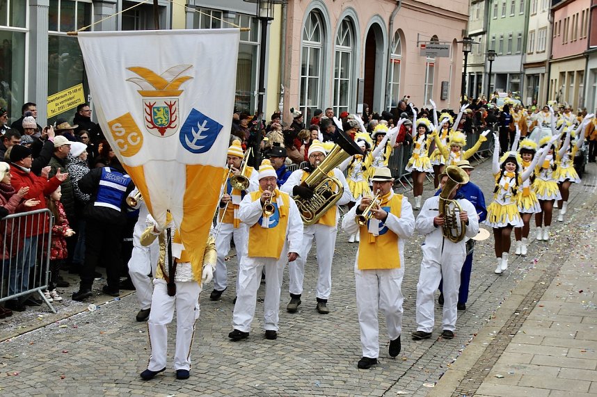 Ein bunter Karnevalszug zog sich am Rosenmontag durch Sondershausen