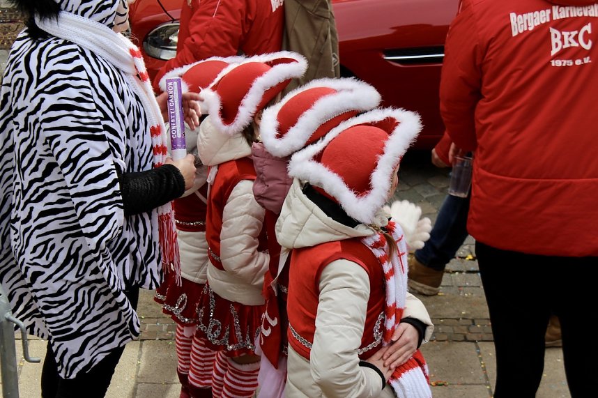 Ein bunter Karnevalszug zog sich am Rosenmontag durch Sondershausen