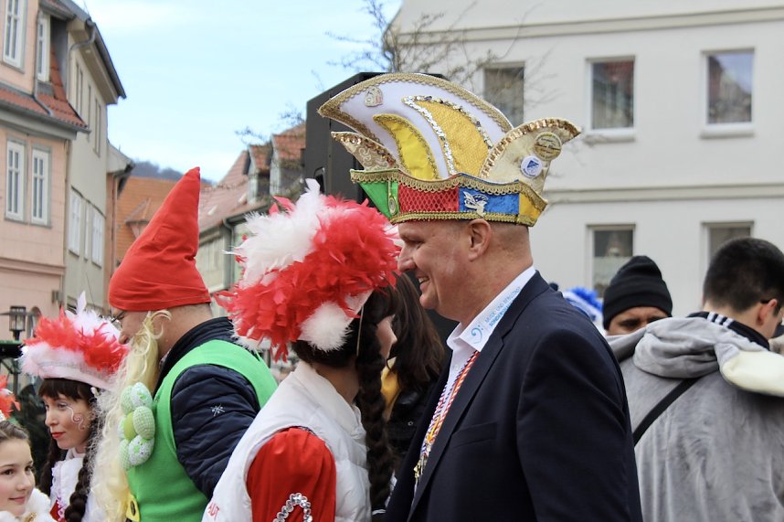 Ein bunter Karnevalszug zog sich am Rosenmontag durch Sondershausen