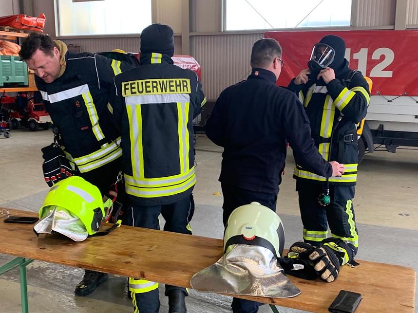 Feuerwehr&uuml;bung in Greu&szlig;en