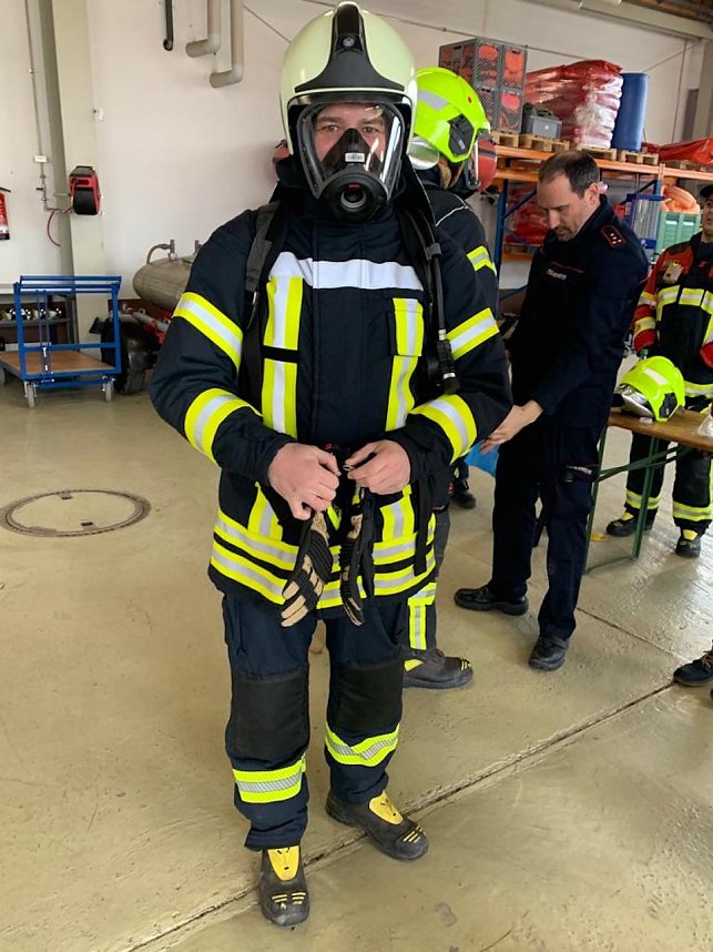 Feuerwehr&uuml;bung in Greu&szlig;en