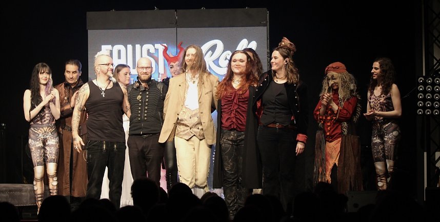 Mit tosendem Applaus w&uuml;rdigten die Zuschauer die Darsteller des Rock Musicals "Faust n Roll" nach Goethe im Stocksen in Sondershausen