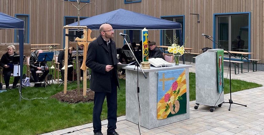 Gesch&auml;ftsf&uuml;hrer der Novalis Diakonie, Herr Clemens Schlegelmilch, bei der Einweihungsfeier der Seniorenwohngemeinschaft Caroline Falk