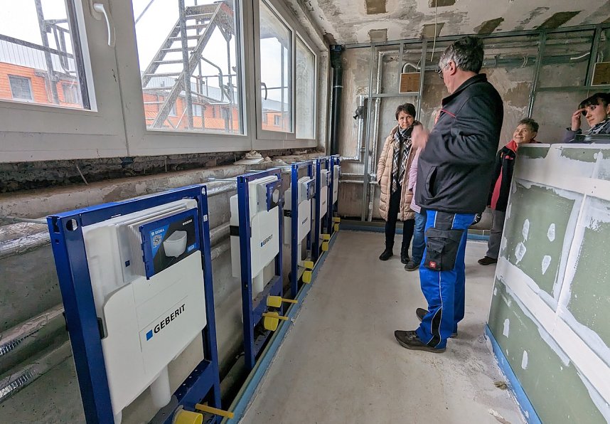 Kitaleiterin Jana Bauer (links) und ihre Mitarbeiterin betrachten die entstehenden Sanit&auml;rr&auml;ume in der Innenstadtkita.