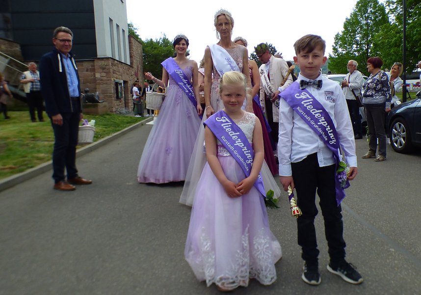 Fliederprinzessin und Fliederprinz von der Kurstadt Grundschule im vergangenen Jahr
