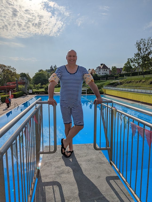 Der Sondersh&auml;user B&uuml;rgermeister Steffen Grimm zeigt trotz  kalter Temperaturen in Bergbad Sonnenblick in Sondershausen, viel Humor beim Anbaden 